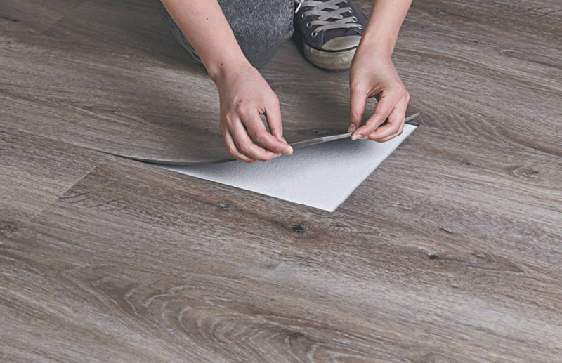 Кварцвиниловая плитка: преимущества и недостатки, состав, варианты интерьеров, сравнение гибких и жестких оснований